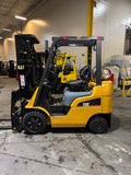 2021 CATERPILLAR/MITSUBISHI FGC20N 4000 LB LP GAS FORKLIFT CUSHION 83/187 3 STAGE MAST SIDE SHIFTING FORK POSITIONER ATTACHMENT LOW HOURS STOCK # BF998929-BUF - United Lift LLC