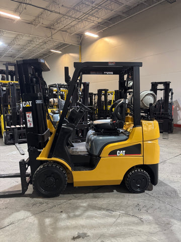2021 CATERPILLAR/MITSUBISHI FGC25N 5000 LB LP GAS FORKLIFT CUSHION 85/187" 3 STAGE MAST SIDE SHIFTER 884 HOURS STOCK # BF998829-BUF - United Lift LLC